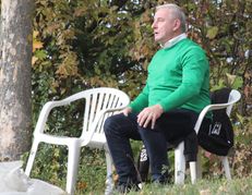 Sitzplatz Gegengerade, beim GSV mit besonderer Note. Werner Klauß hat hier den besten Überblick.