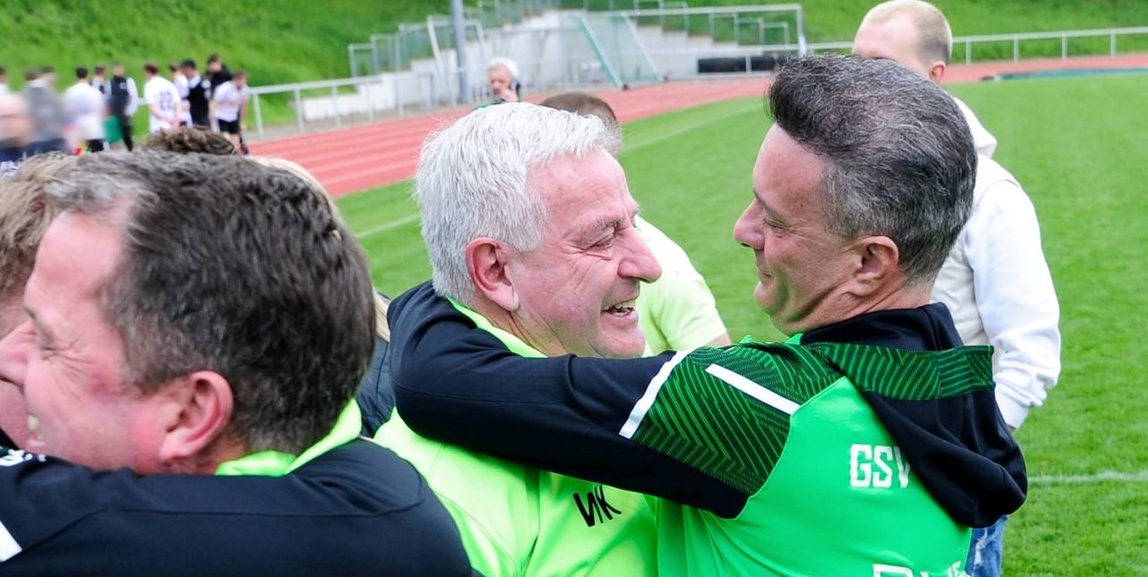 Am 14. Mai 2023 ist der GSV Maichingen Landesliga-Meister und kehrt für eine Saison zurück ins württembergische Fußball-Oberhaus. Werner Klauß und Trainer Giuseppe Vella (rechts) haben das definierte Ziel erreicht.