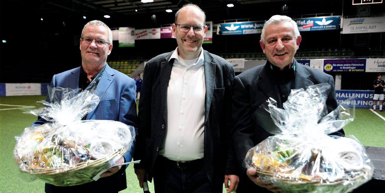 40 Mal Hallen-Gala und 33 Mal Mercedes-Benz Junior Cup: Für Deutschlands größtes Amateurturnier und das Schaulaufen des Profi-Nachwuchses spielen der GSV Maichingen und der VfL Sindelfingen den organisatorischen Doppelpass. Werner Klauß kurbelt auch hier an allen Ecken und Enden. Das Bild aus diesem Januar zeigt ihn mit VfL-Abteilungsleiter Ralf Brenner (links) und dem damaligen Oberbürgermeister Dr. Bernd Vöhringer.