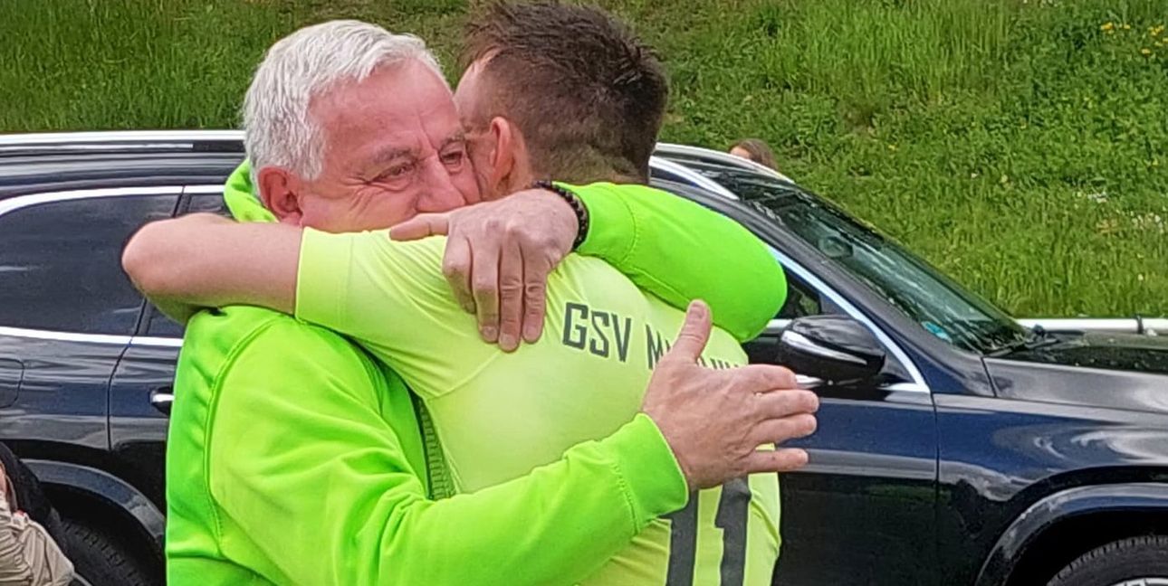 Ein Bild fürs Vereins- und das Familienalbum zugleich: Werner Klauß und Sohn Michael jubeln 2023 über den Aufstieg in die Verbandsliga.