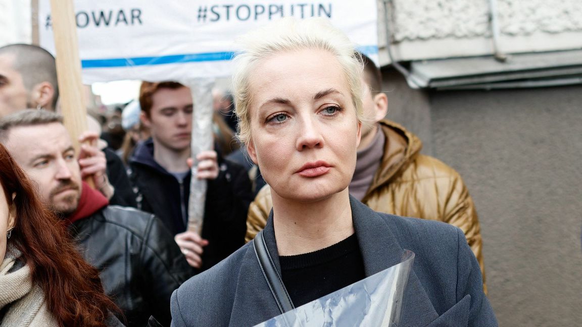 Julia Nawalnaja, die Witwe von Alexej Nawalny, steht in einer Warteschlange vor der russischen Botschaft, um ihre Stimme bei der Präsidentschaftswahl abzugeben.