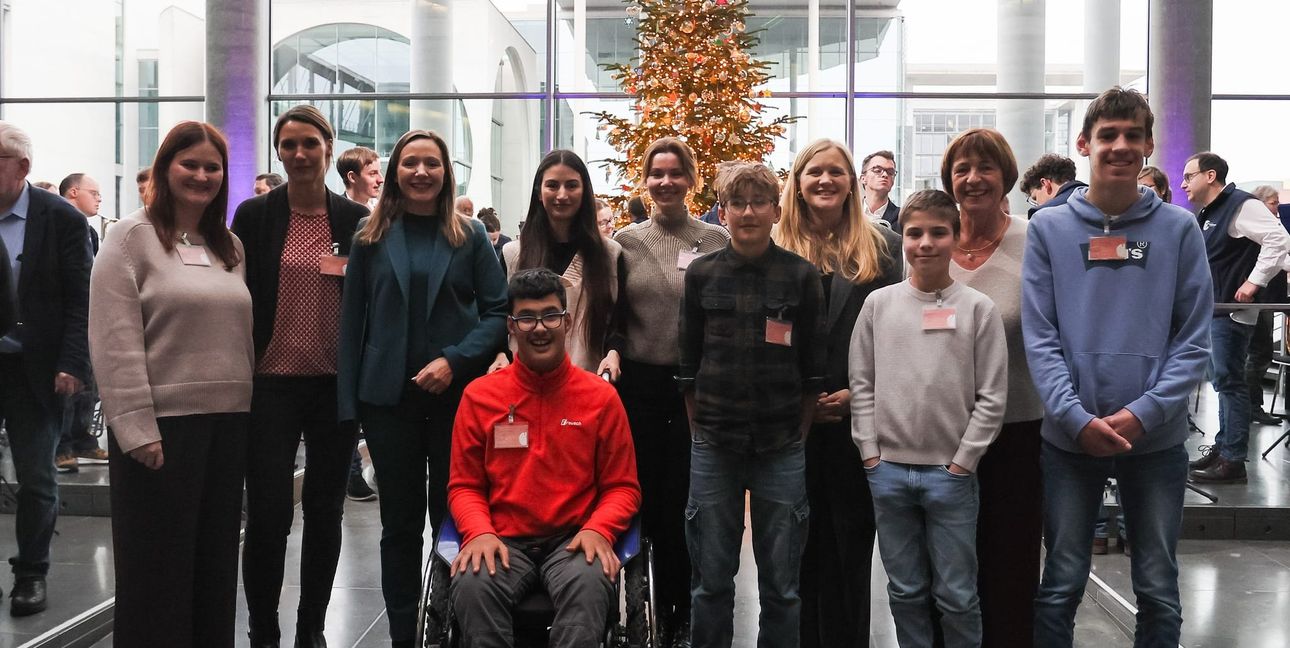 Der von der Lebenshilfe Böblingen geschmückte Weihnachtsbaum steht nun im Deutschen Bundestag.