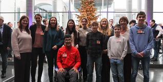 Der von der Lebenshilfe Böblingen geschmückte Weihnachtsbaum steht nun im Deutschen Bundestag.