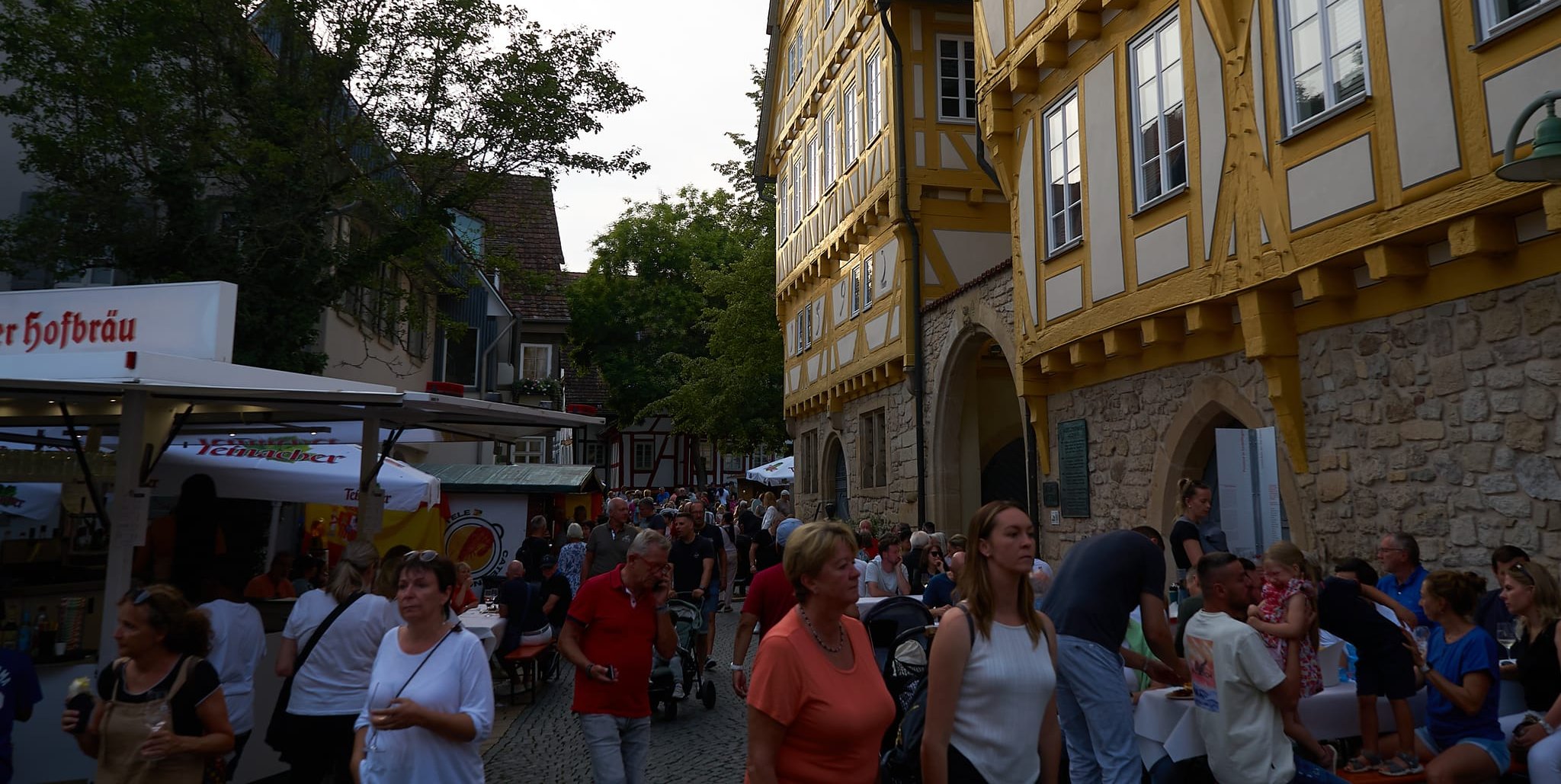 Munteres Treiben in der Altstadt vor dem Stadtmuseum im Alten Rathaus.
