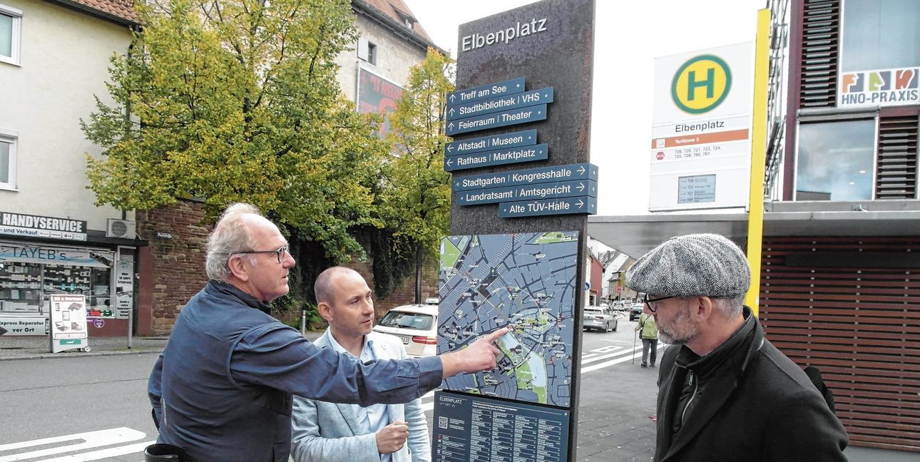Dietmar Weber, Abteilungsleiter Stadtentwicklung und Städtebau, Oberbürgermeister Dr. Stefan Belz und Pablo Burkhardt,  Leiter des Tiefbau- und Grünflächenamts (von links) haben die neuen  Info-Stelen am Donnerstag vorgestellt.