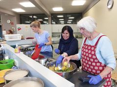 Gemeinsamen Kochen von geflüchteten Frauen und Frauen vom Verein für Heimatgeschichte.