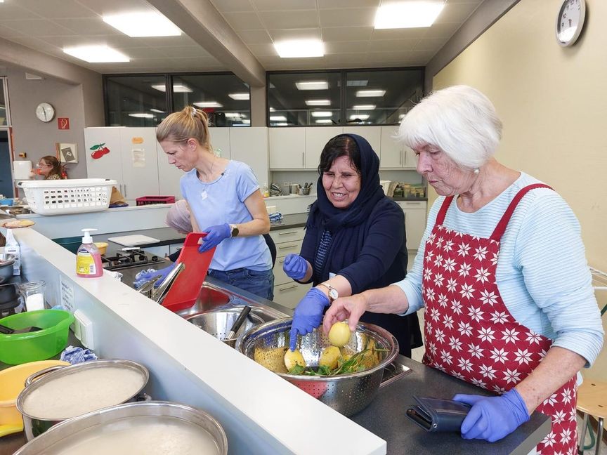 Gemeinsamen Kochen von geflüchteten Frauen und Frauen vom Verein für Heimatgeschichte.