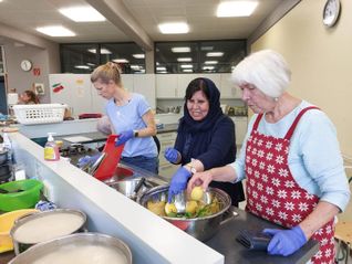 Gemeinsamen Kochen von geflüchteten  Frauen und Frauen vom Verein für Heimatgeschichte.