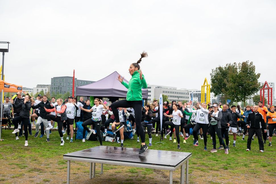 Deniz Arslan von der AOK brachte die Läufer schon vor dem Start ins Schwitzen.