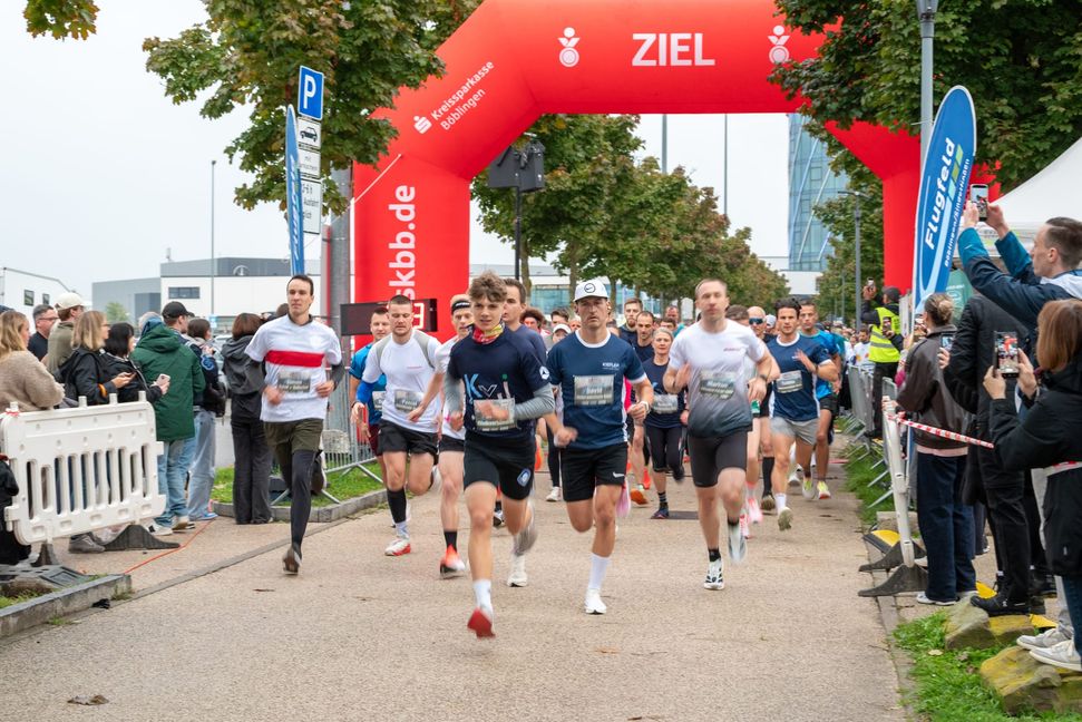 Start frei für den ersten Tag des Flugfeld Firmenlaufs.