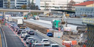 Zurzeit fließt der Verkehr auf der im Bild linken Seite. Demnächst rollen die Autos auf der neuen Betonfahrbahn sowie auf der provisorischen Asphaltfahrbahn, die an die Betonfahrbahn anschließt (rechts im Bild).