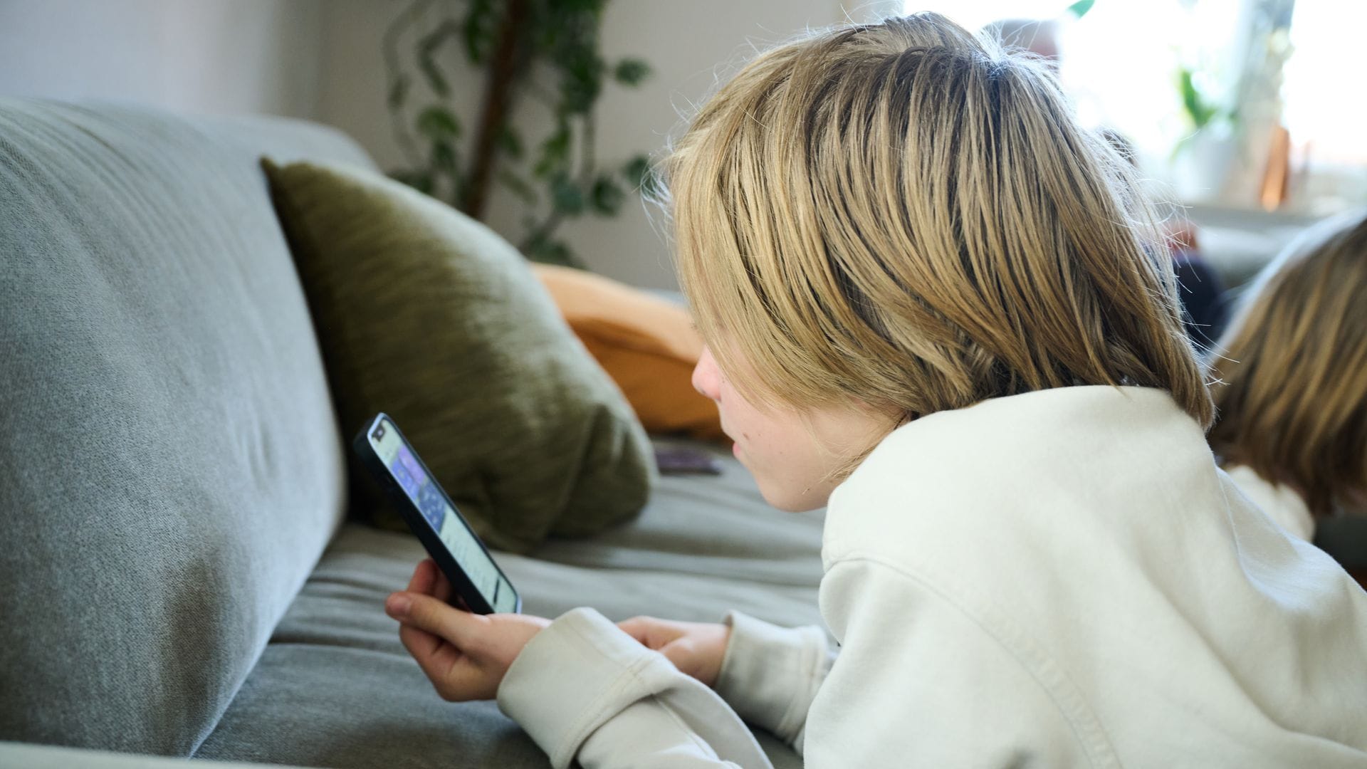 Einer Expertin zufolge sind Kinder heute viel jünger, wenn sie das erste Handy bekommen. (Archivbild)