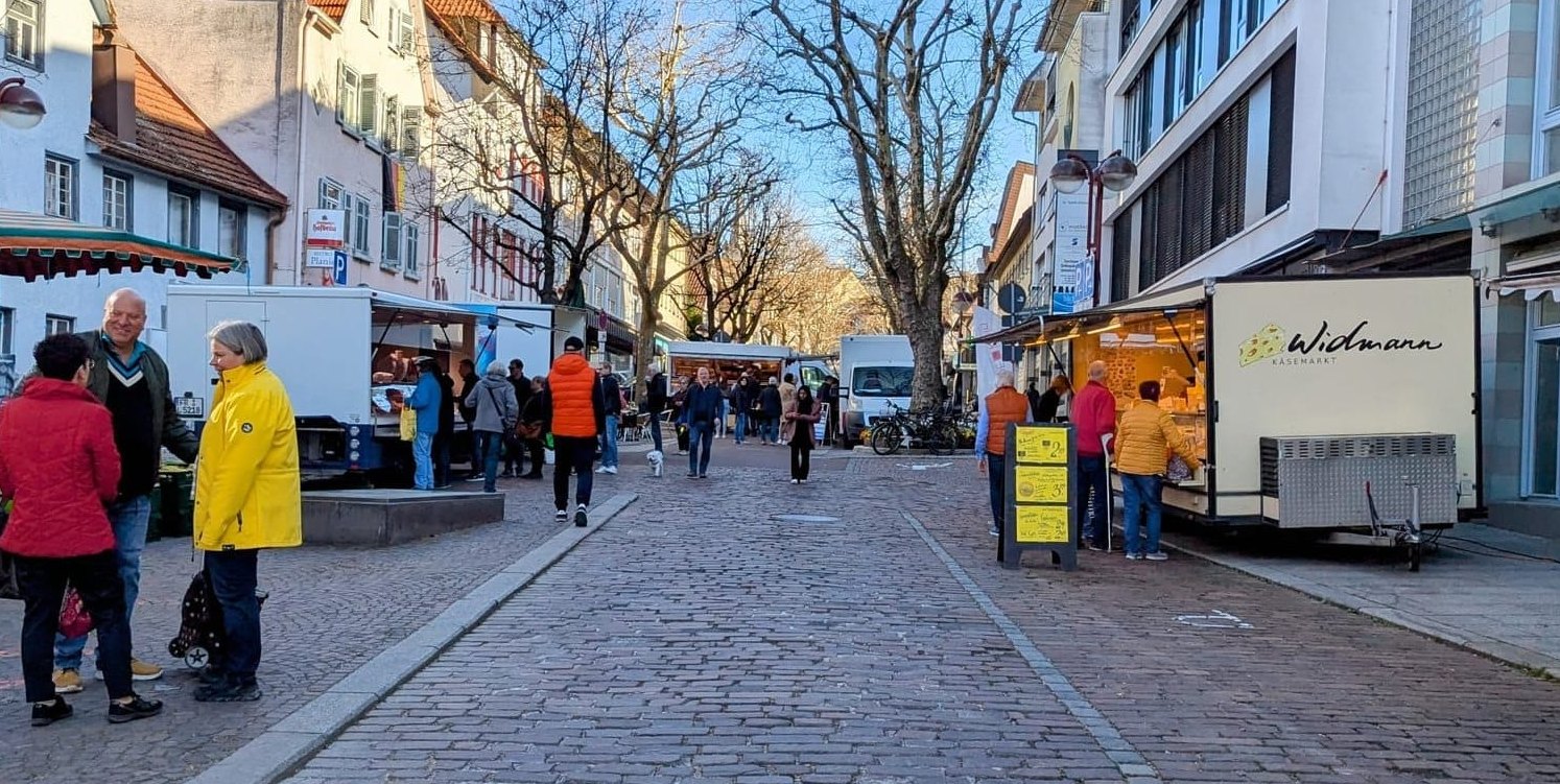 Der Sindelfinger Wochenmarkt wurde im Zuge der weiteren Sanierung der Tiefgarage Marktplatz vorübergehend in die Planiestraße verlegt. Vor allem samstags sorgt er für deutlich höhere Besucherzahlen und zählt zu den wichtigsten Publikumsmagneten der Innenstadt.
