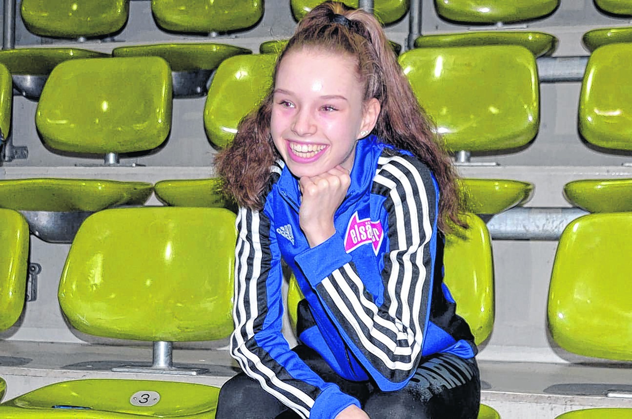 Lea Creuzberger vor dem Training auf dem grünen Schalensitz im Glaspalast. Am Wochenende werden die Zuschauer sie von hier aus anfeuern. Bild: Wegner