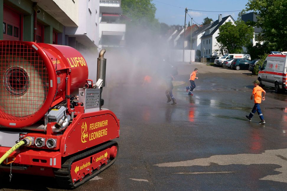 Bei den heißen Temperaturen sorgte ein Löschfahrzeug für willkommene Erfrischung.       Bild: Armin Schwegler