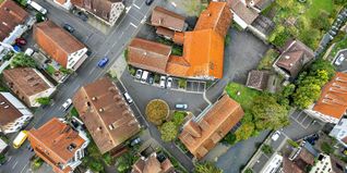 Das Areal mit dem Büchereigebäude führte schon öfters im Gemeinderat Aidlingen zu Diskussionen über eine Neugestaltung. Jetzt wurde der Erhalt der Ortsbücherei dort bekräftigt.