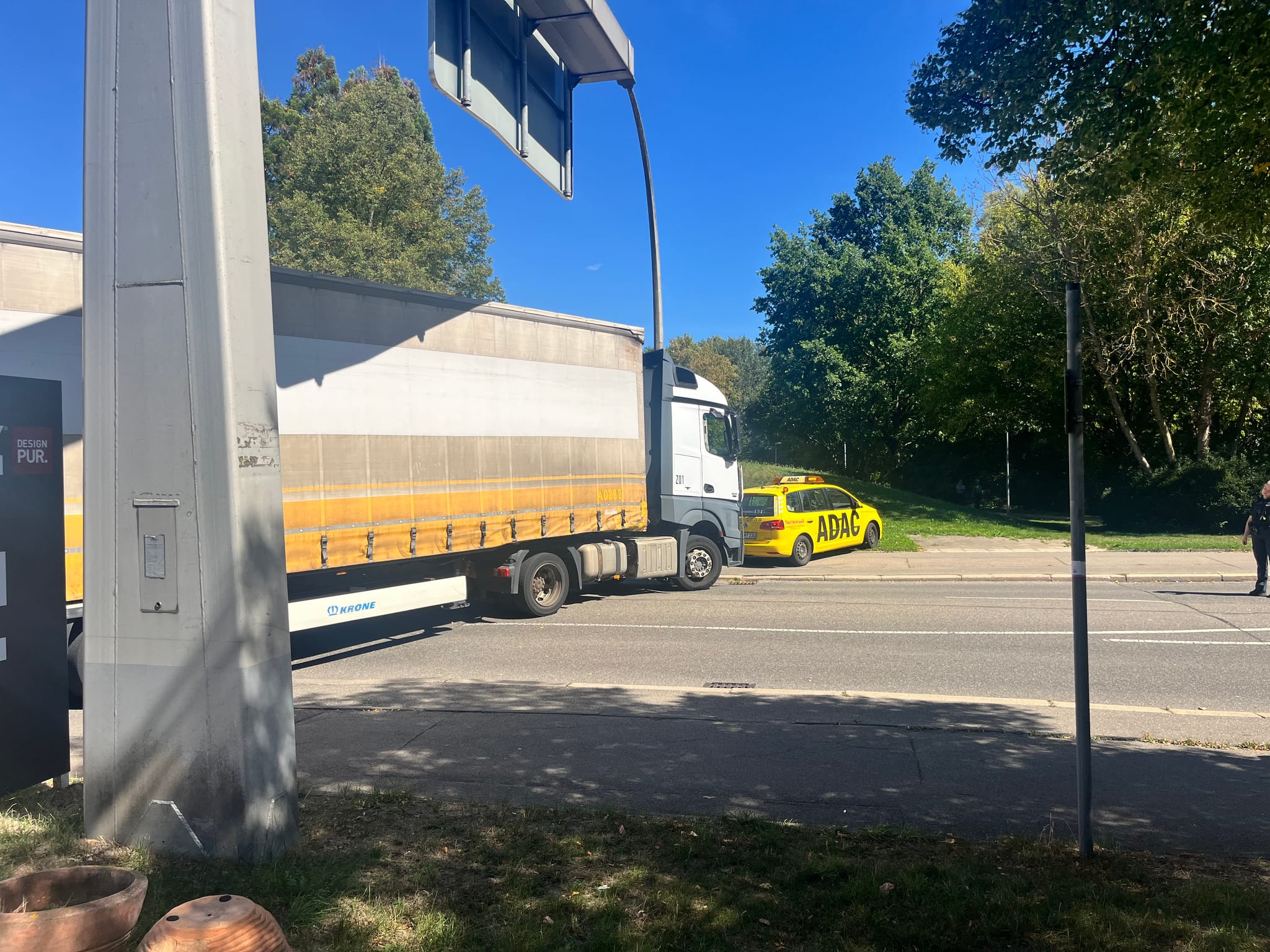 Der LKW blockierte etwa drei Stunden Teile der Böblinger Straße in Sindelfingen.