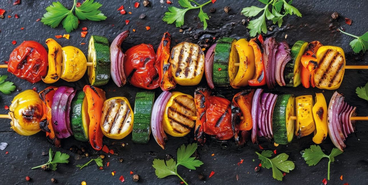 Wer verschiedenes Gemüse auf einen Grillspieß packt, sollte darauf achten, dass alle Stückchen eine ähnliche Garzeit haben.