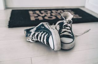 Damit die Wohnung nicht dreckig wird, liegt es nahe, Schuhe im Treppenhaus abzustellen. Aber darf man das überhaupt?