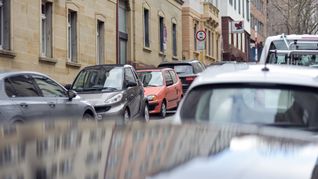 Obwohl Parkplätze rarer werden (hier in Stuttgart-West), wollen die Wenigsten aufs eigene Auto verzichten.