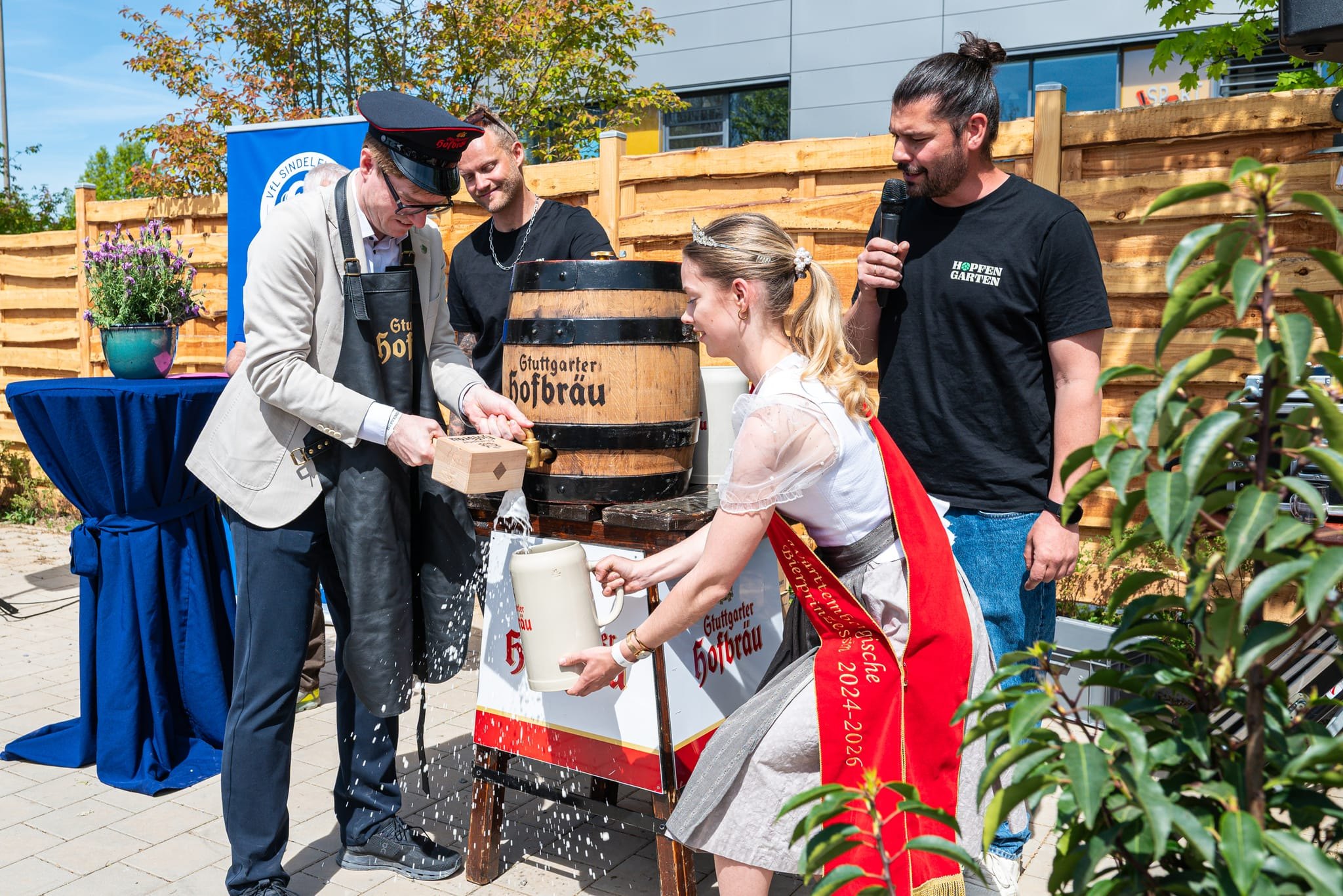 Treffsicher gelang Oberbürgermeister Markus Kleemann der Fassanstich mit nur einem Schlag. Mit dabei die württembergische Bierprinzessin Laila II. und die Betreiber des Hopfengartens Philipp Hettler (links) und Valentin Hillengass.