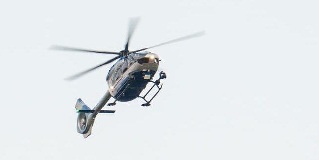 Der Polizei-Hubschrauber kreist bei der Fahndung über Böblingen.