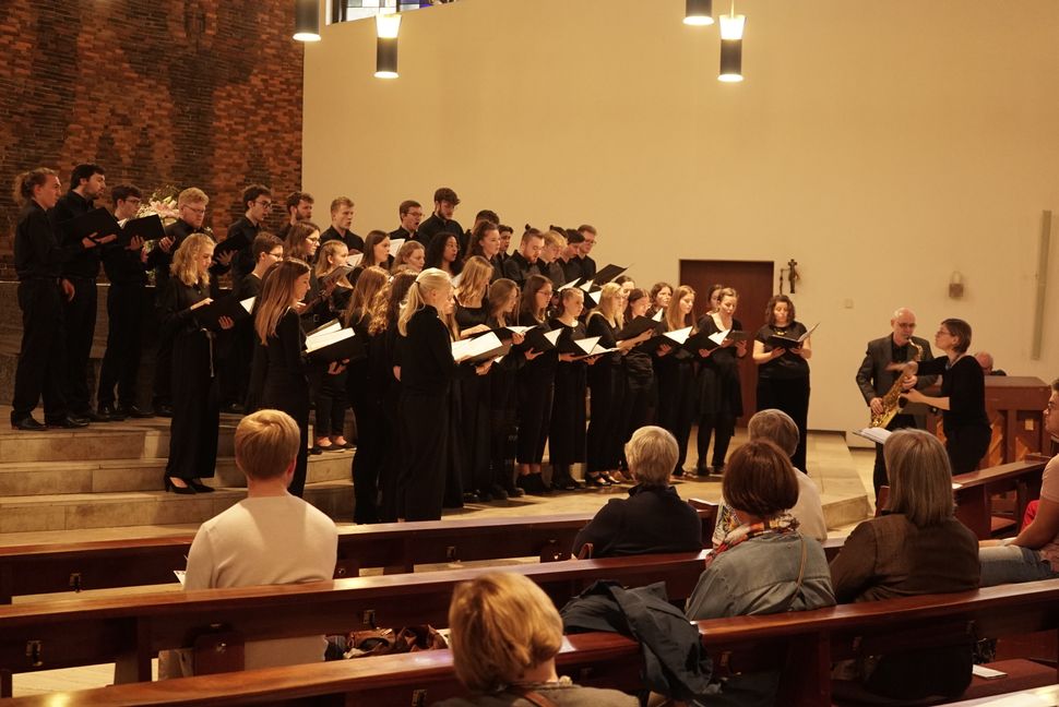 Der Chor der ehemaligen AEG-Schüler Alumni cantantes beim Böblinger Orgelflruhling.  Bild: Heiden