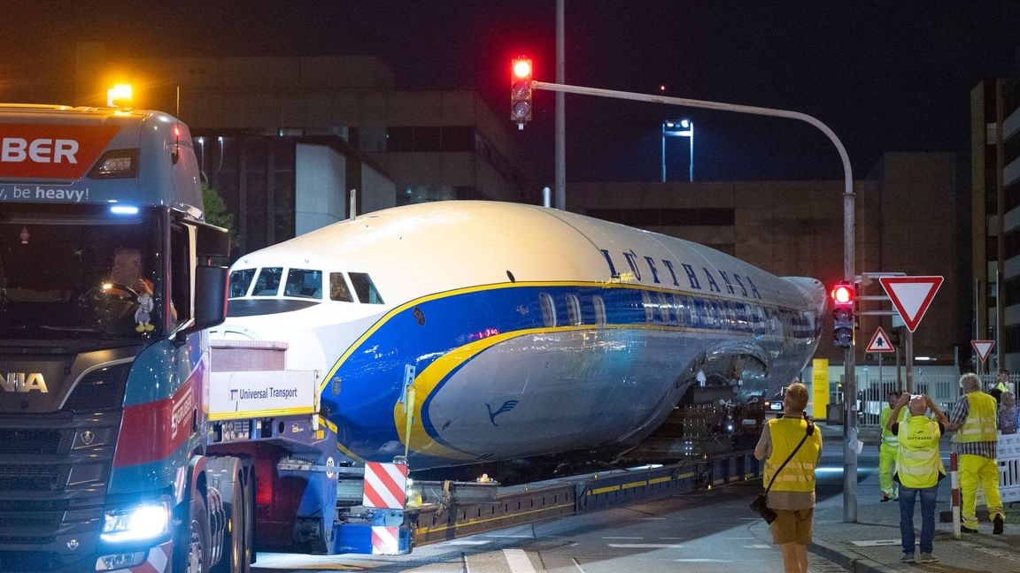 Per Schwertransport kommt das historische Flugzeug nach Frankfurt.