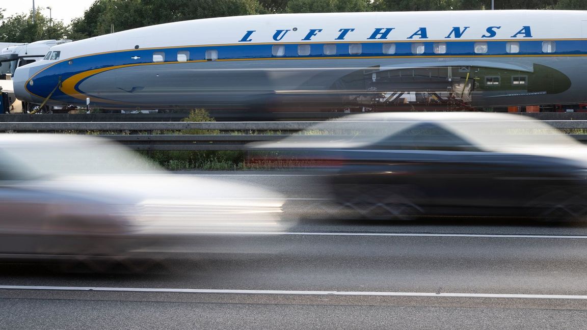 In mehreren Schwertransporten wird das historische Flugzeug nach Frankfurt gebracht.