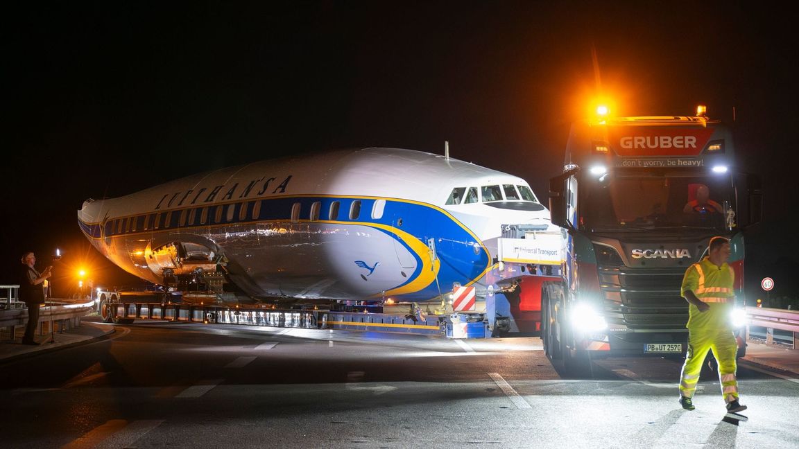 Per Schwertransport kommt das historische Flugzeug nach Frankfurt.