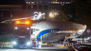 Per Schwertransport kommt das historische Flugzeug nach Frankfurt.