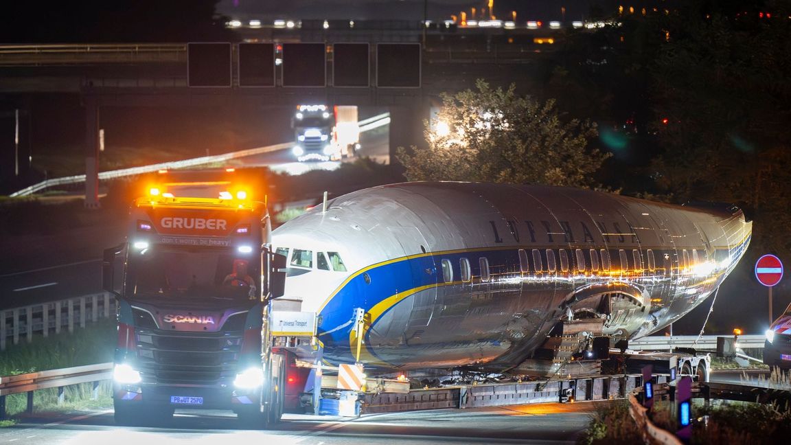 Per Schwertransport kommt das historische Flugzeug nach Frankfurt.