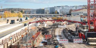 Rechts im Bild: Bis zur Bahnbrücke wird die neue Betonfahrbahn demnächst eingebaut. Das wird die künftige Richtungsfahrbahn Stuttgart. Zunächst wird aber der gesamte Verkehr auf diese Seite gelegt, damit die andere Seite gebaut werden kann.