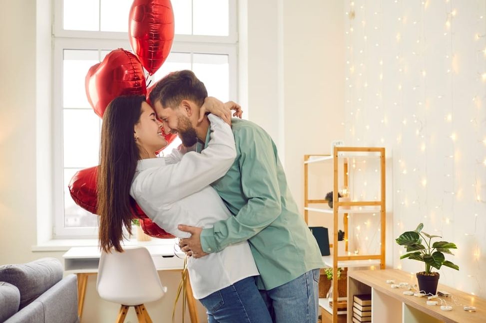 Feiern Sie den Valentinstag ohne viel Geld auszugeben. Entdecken Sie kreative und romantische Ideen, um Ihrem Partner Aufmerksamkeit und Wertschätzung zu zeigen.