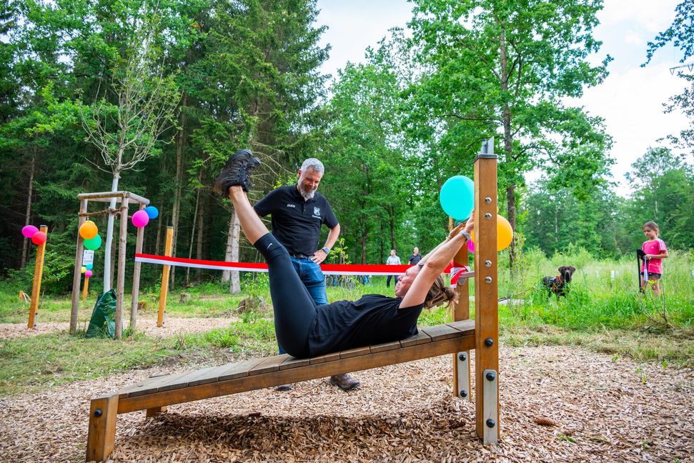 Heike Quitter, Leiterin des Gym-Studios und Abteilungsleiter Gymnastik Volker Klingenstein vom TSV Dagersheim testen bei der Eröffnung die Schrägbank.