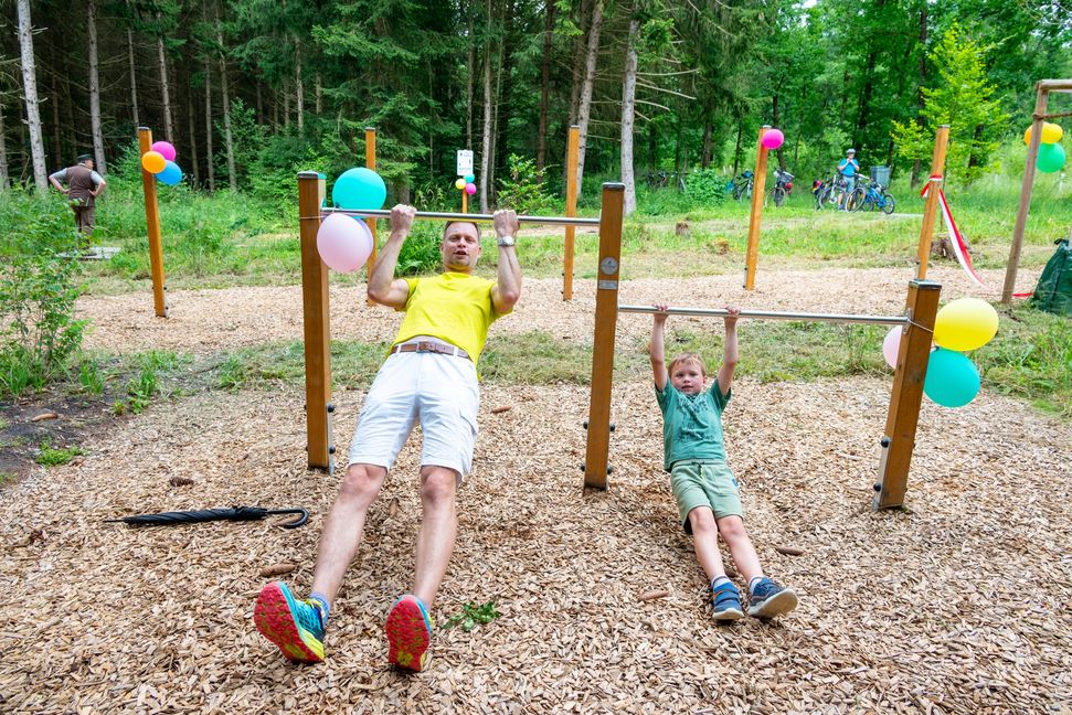 Böblingens 1. Bürgermeister Tobias Heizmann mit Sohn Lukas testet die Station.