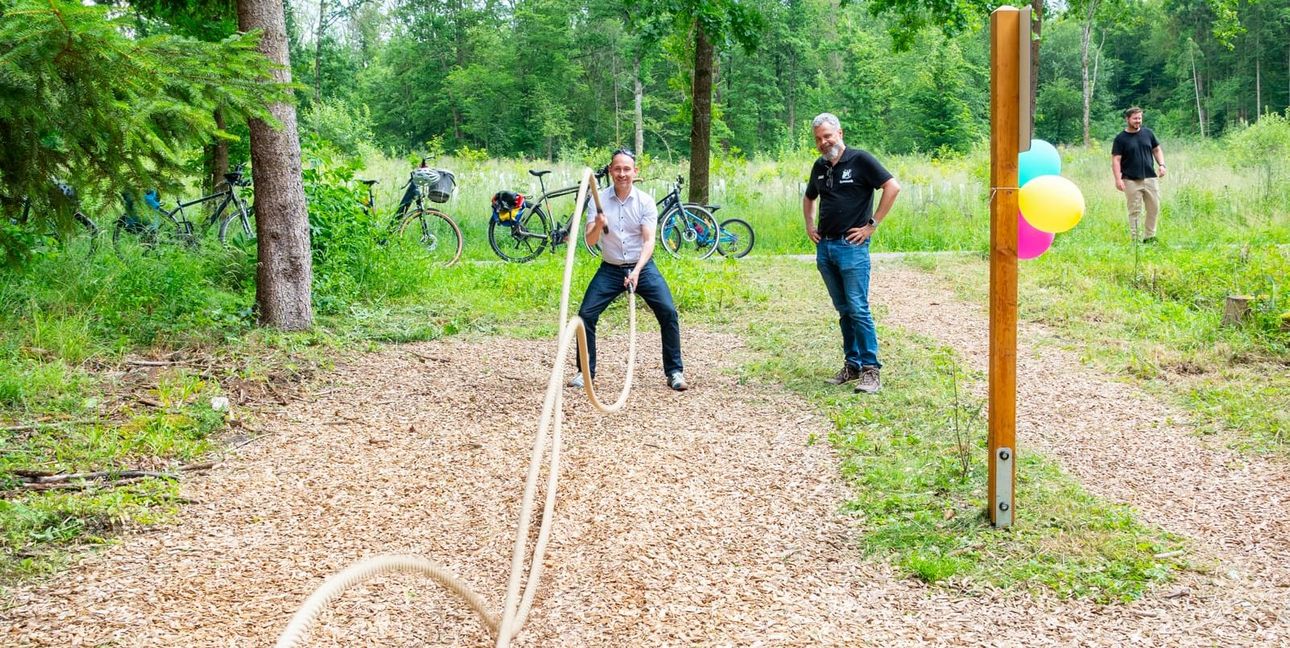 Oberbürgermeister Dr. Stefan Belz beim Seilschwingen.