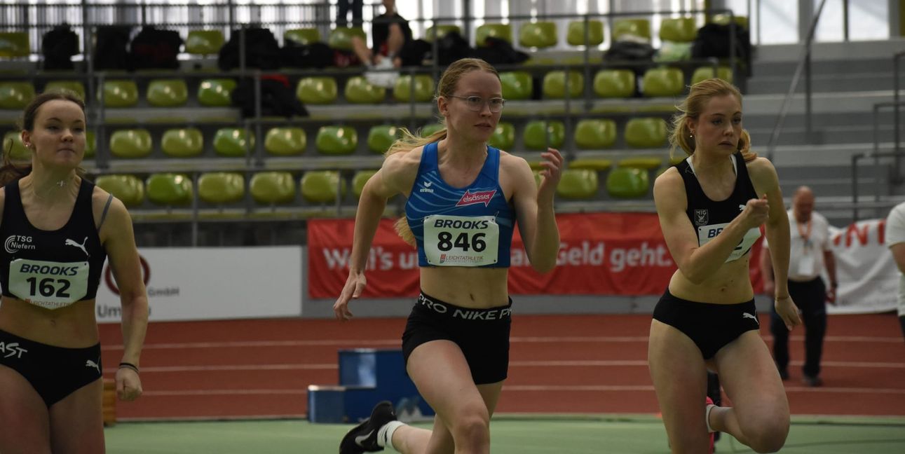 Pauline Zoll (Mitte) vom VfL Sindelfingen, lief im 60-Meter-Finale in der weiblichen U18 in neuer persönlicher Bestleistung zur Silbermedaille.