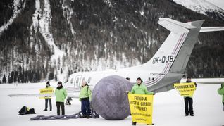 Im vergangenen Jahr hat Greenpeace in Davos gegen Privatflüge demonstriert. (Archivbild)
