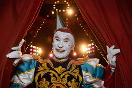 Weißclown Gensi ist Teil der Jubiläumstournee des Circus Roncalli.