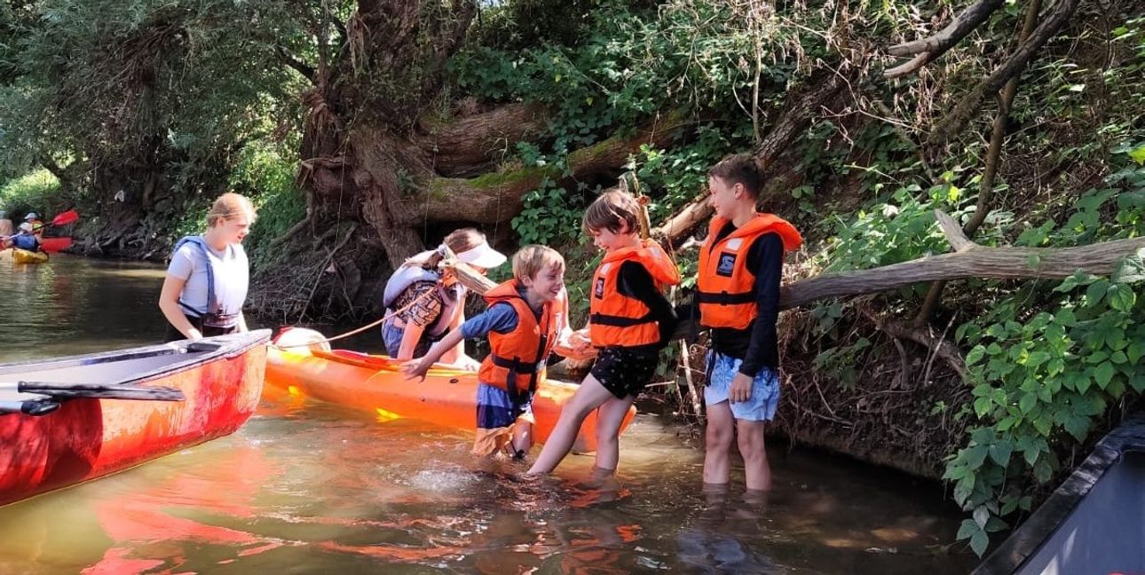 Die Kinder hatten sichtlich Spaß beim Paddeln über den Neckar. Bild: z