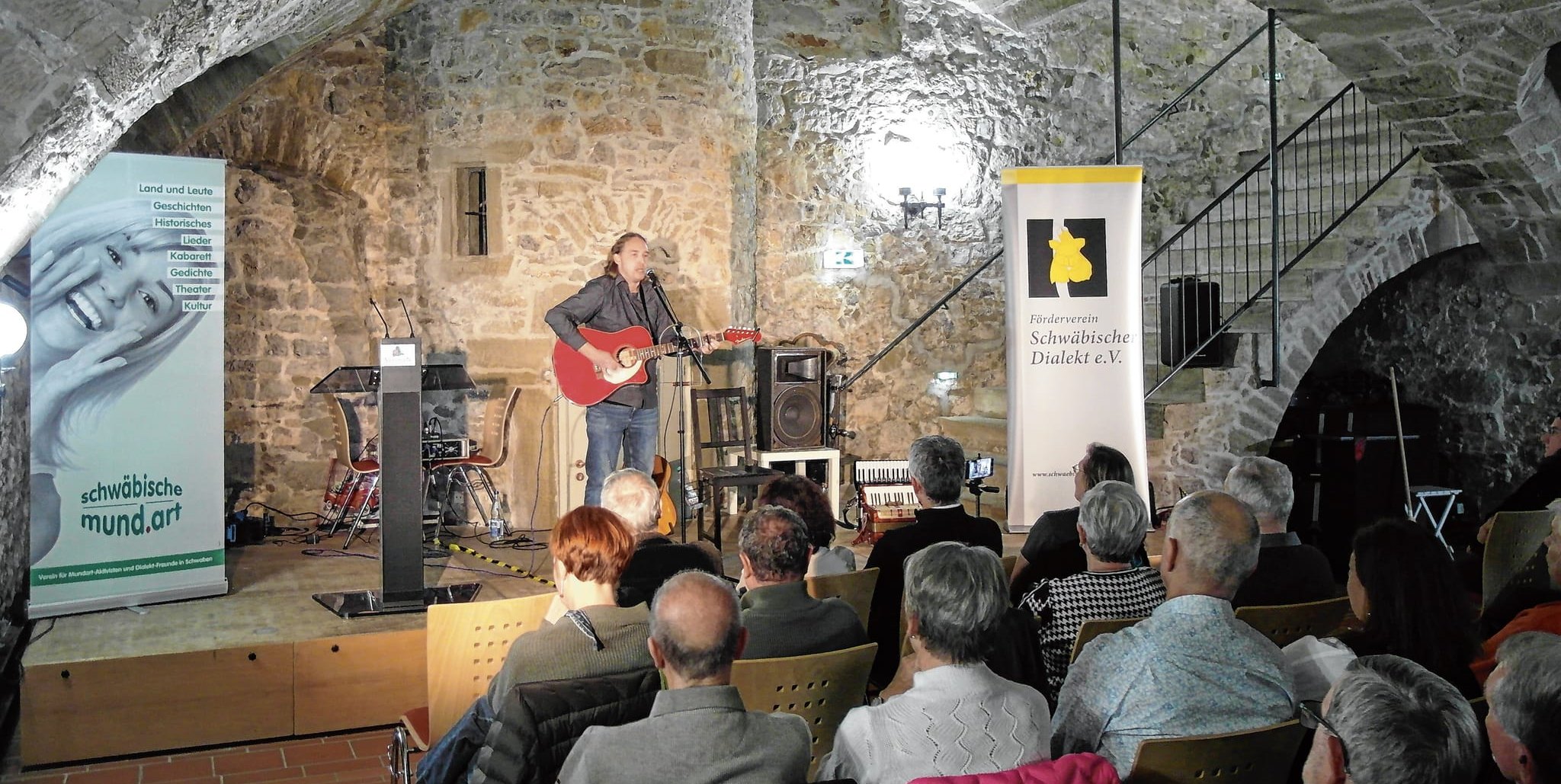 Thomas Felger serviert seine politischen Lieder und Bühnenansprachen in breitestem Schwäbisch.