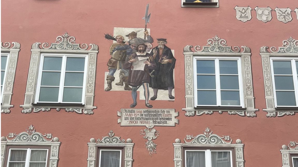 Außenfassade der Kramerzunft in Memmingen: Die Malerei zeigt zwei bewaffnete Bauern, den Prediger Christoph Schappeler und den  Feldschreiber des Baltringer Haufens, Sebastian Lotzer.