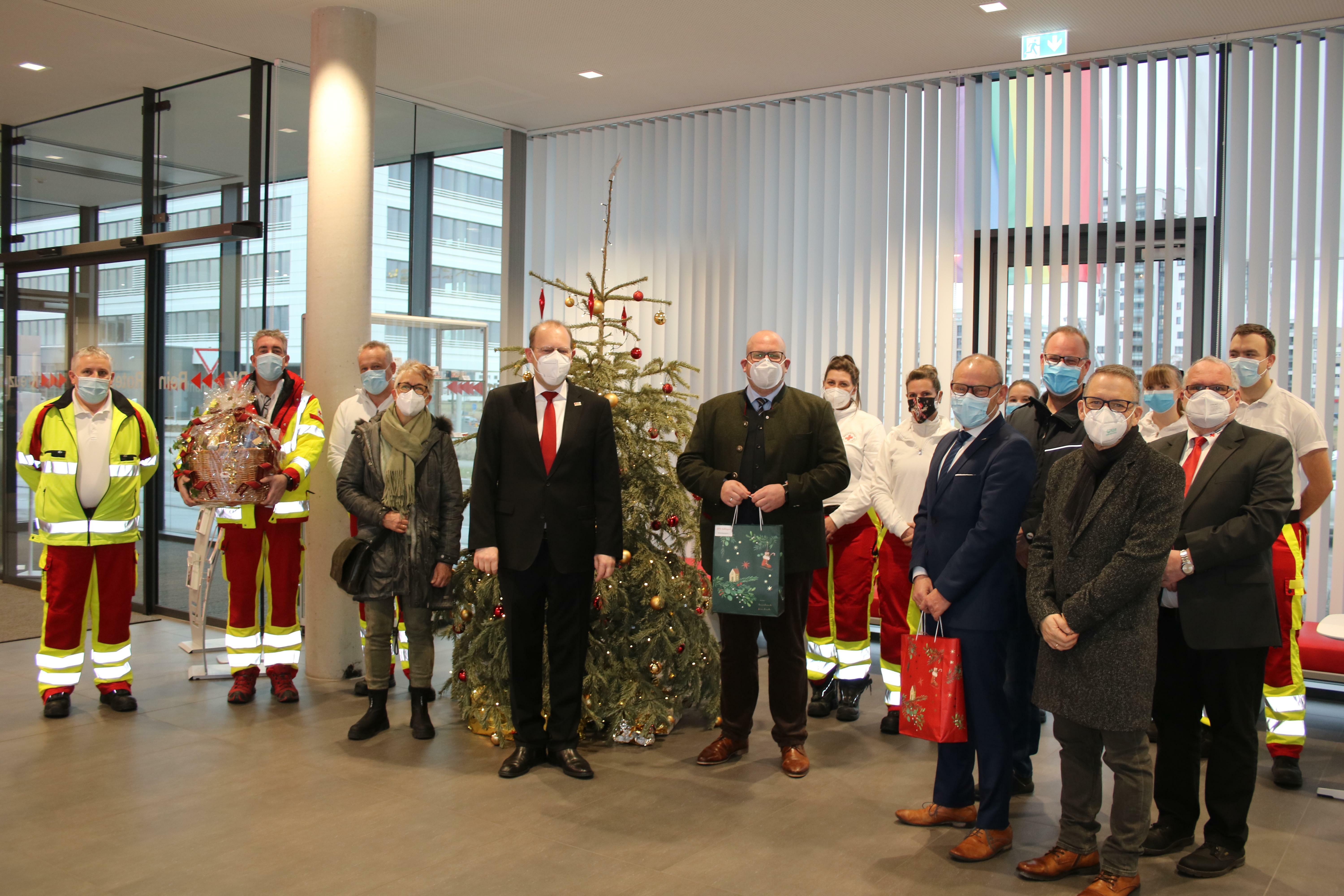 Dr. Bernd Vöhringer bedankt sich in seiner Eigenschaft als Oberbürgermeister der Großen Kreisstadt Sindelfingen am Heiligen Abend bei Angehörigen der DRK-Rettungswache Sindelfingen.    Bild: DRK