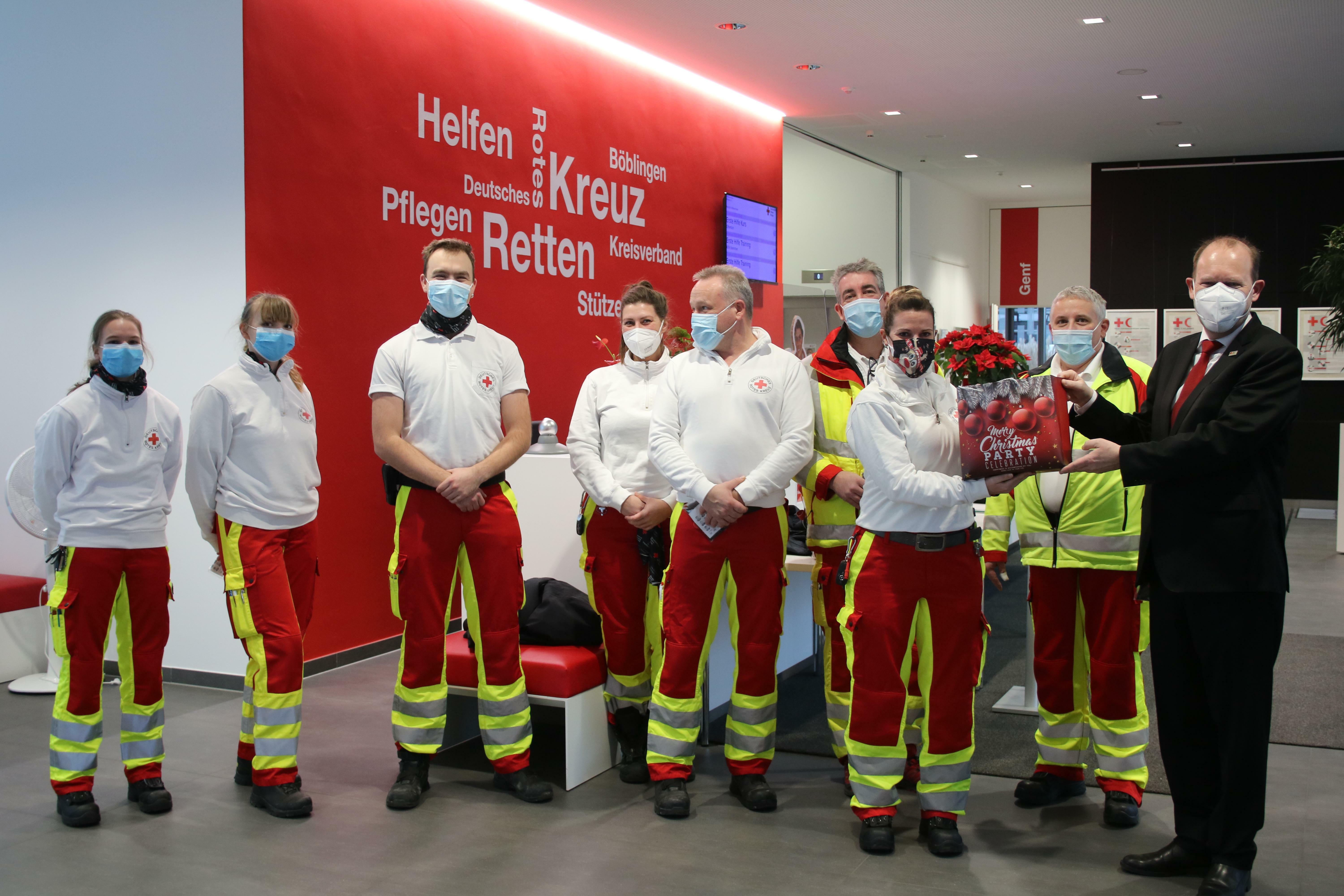 Auftakt der traditionellen Heilig-Abend-Aktion im DRK-Zentrum auf dem Flugfeld. Die fünf DRK-Repräsentanten übergeben Weihnachtsgeschenke an die an diesem Tag diensthabenden DRK-Rettungsdienst-Angehörigen. Die DRK-Rettungswache Sindelfingen ist dem Zentrum angegliedert.    Bild: DRK