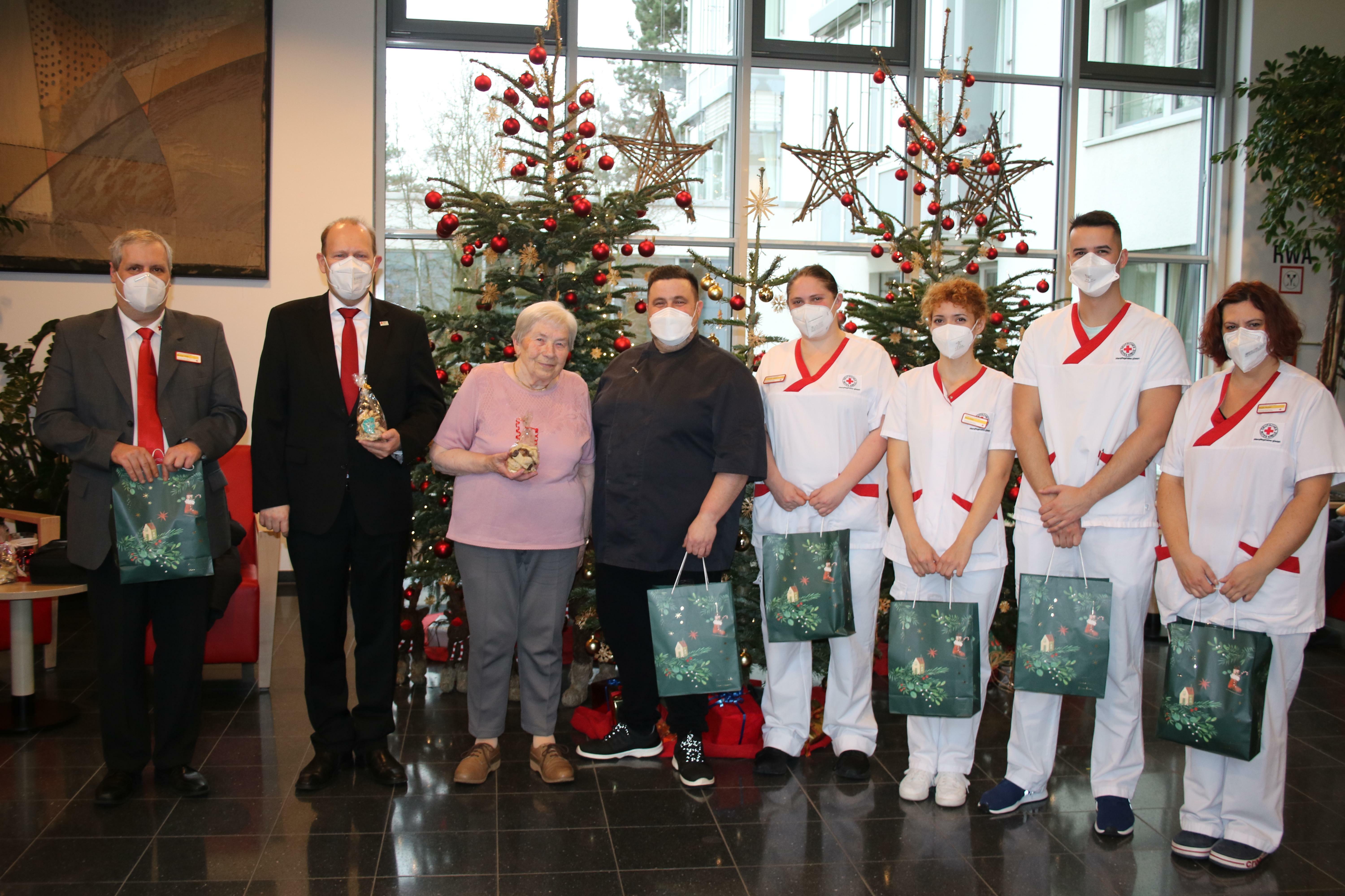 Bescherung im DRK-Pflegezentrum Sindelfingen (von links): Heimleiter Michael Hans, Vizepräsident Dr. Bernd Vöhringer, Gertrud Kaiser, Luca Franchi, Sonja Milich, Nino Adler, Hadzic Bedrudin und Beate Herbst.   Bild: DRK