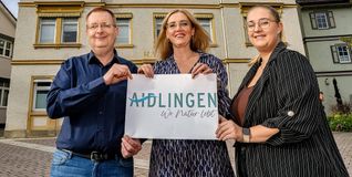 Vor dem Rathaus mit dem neuen Logo von links Hauptamtsleiter Timo Koch, Bürgermeisterin Helena Österle und Mitarbeiterin für Gemeinderat und Öffentlichkeitsarbeit Laura Peters. Bild: Richter