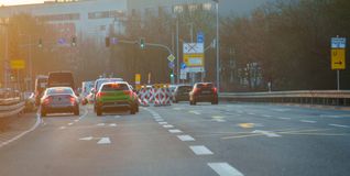 Montagfrüh läuft der Verkehr ruhig. Viele ordnen sich links ein.