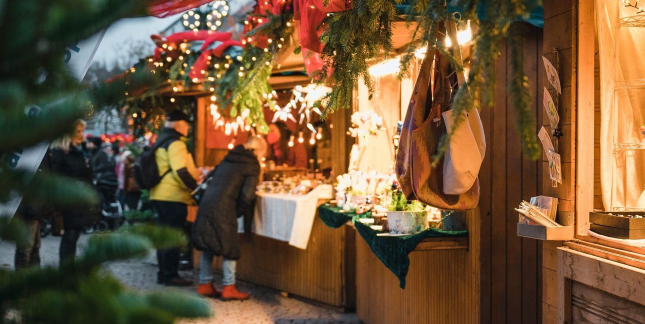 Die weihnachtliche Genusstour bietet saisonale Leckerbissen, historische Einblicke und Lichterglanz in der Innenstadt.