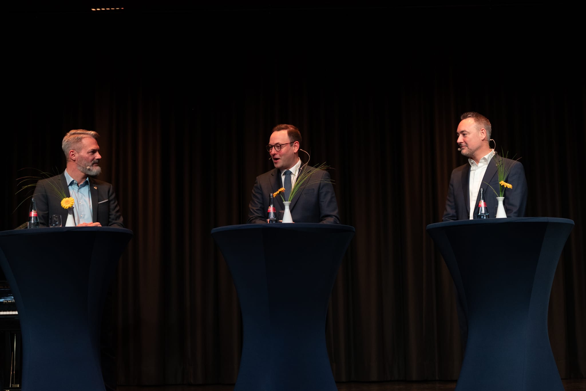Die IBM-Manager David Faller (links) und Daniel Unkelhäußer (rechts) im Gespräch mit Bürgermeister Rosengrün.